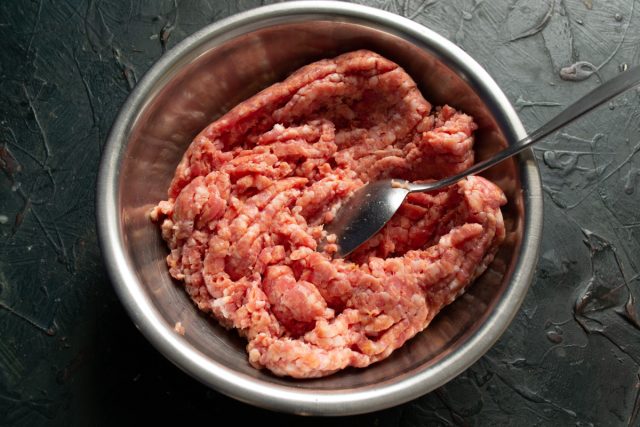 В этом рецепте колбаски готовый домашний фарш из свинины и говядины