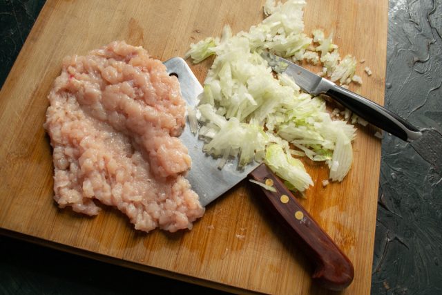 Измельчаем филе куриной грудки и репчатый лук Измельчаем филе куриной грудки и репчатый лук