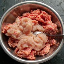 К мясному фаршу добавляем рубленое куриное филе К мясному фаршу добавляем рубленое куриное филе
