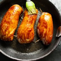 Смазываем обжаренные колбасы глазурью