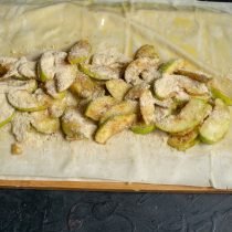 Посыпаем яблоки молотыми сухарями Посыпаем яблоки молотыми сухарями