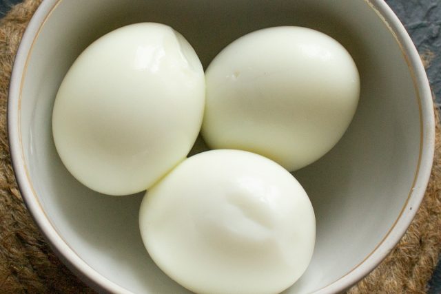 Отвариваем куриные яйца вкрутую Отвариваем куриные яйца вкрутую