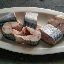 Нарезаем рыбу крупными кусками Нарезаем рыбу крупными кусками