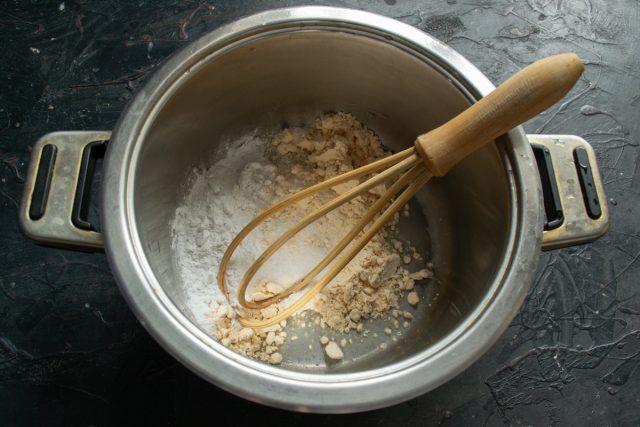 Смешиваем яичный порошок и картофельный крахмал Смешиваем яичный порошок и картофельный крахмал