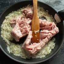 Добавляем охлажденный мясной фарш Добавляем охлажденный мясной фарш