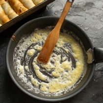 В сковороду растапливаем сливочное и растительное масло, насыпаем муку, обжариваем В сковороду растапливаем сливочное и растительное масло, насыпаем муку, обжариваем