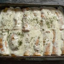 Заливаем блины горячим молочным соусом, посыпаем сушеным укропом и запекаем Заливаем блины горячим молочным соусом, посыпаем сушеным укропом и запекаем