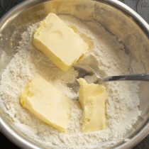 Холодное сливочное масло режем кубиками, добавляем в миску Холодное сливочное масло режем кубиками, добавляем в миску