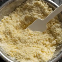 Растираем масло с мукой и сахаром руками Растираем масло с мукой и сахаром руками