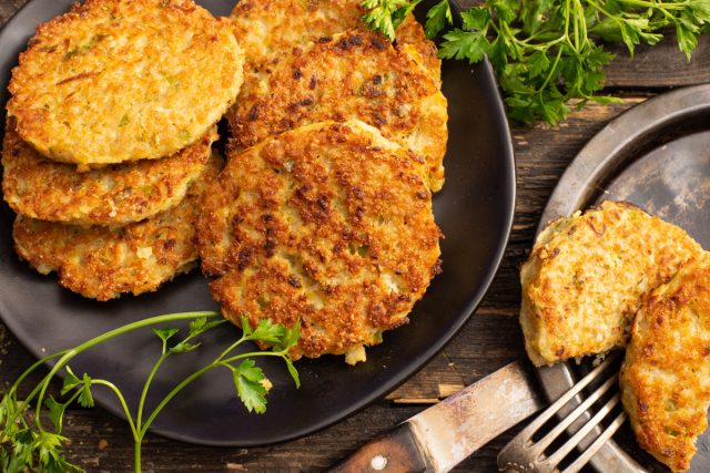 Нежные рыбные котлеты из фарша с манкой Нежные рыбные котлеты из фарша с манкой