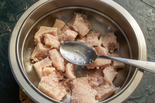 Готовый рыбный фарш заранее достаём из морозильной камеры Готовый рыбный фарш заранее достаём из морозильной камеры