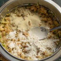 Смешиваем фарш с луком и приправами, насыпаем манную крупу и муку Смешиваем фарш с луком и приправами, насыпаем манную крупу и муку
