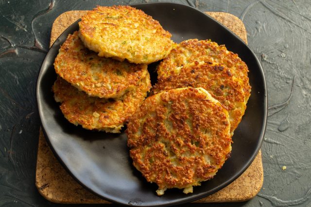 Нежные рыбные котлеты из фарша с манкой готовы Нежные рыбные котлеты из фарша с манкой готовы