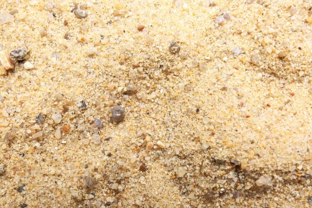 Подходящий для обогащения грунта песок – золотистый или светло-серый