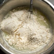 Насыпаем пшеничную муку высшего сорта Насыпаем пшеничную муку высшего сорта