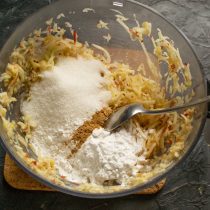 Добавляем сахарный песок, крахмал, растопленное сливочное масло и молотую корицу, перемешиваем Добавляем сахарный песок, крахмал, растопленное сливочное масло и молотую корицу, перемешиваем