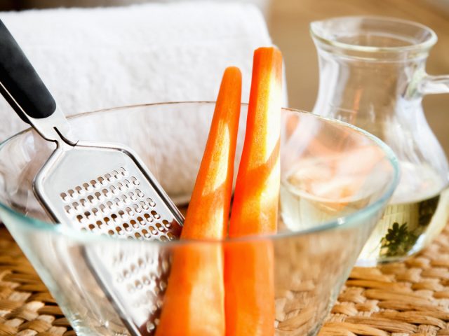 Маска или скраб из моркови подойдет для жирной кожи