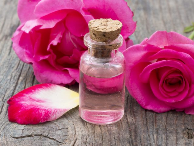Настойку из лепестков роз используют для умывания или приготовления косметического льда