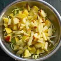 Режем яблоко мелкими кубиками и добавляем к остальным ингредиентам
