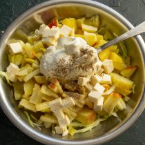 Добавляем сметану, по вкусу солим перчим черным молотым перцем Добавляем сметану, по вкусу солим перчим черным молотым перцем