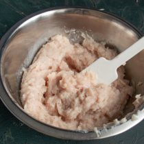 Прокручиваем филе через мясорубку два раза, добавляем холодные сливки и перемешиваем Прокручиваем филе через мясорубку два раза, добавляем холодные сливки и перемешиваем