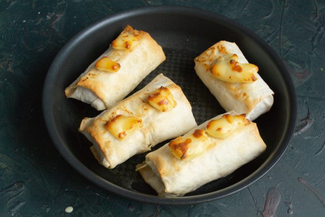 Сочные куриные котлеты в тонком лаваше с сыром готовы Сочные куриные котлеты в тонком лаваше с сыром готовы