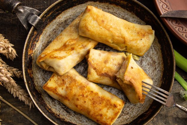 Тонкие блинчики с картошкой, жареным луком и фасолью Тонкие блинчики с картошкой, жареным луком и фасолью