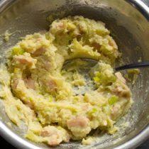 По вкусу солим, перчим и хорошо перемешиваем По вкусу солим, перчим и хорошо перемешиваем