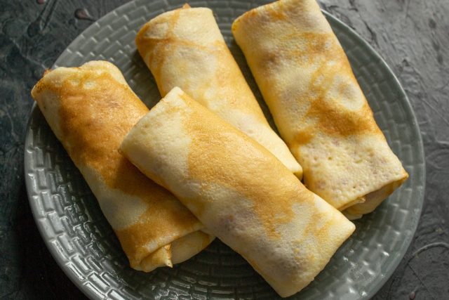 Упаковываем в блины всю картофельную начинку. Упаковываем в блины всю картофельную начинку.