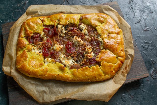 Вкусная галета с виноградом и сыром готова Вкусная галета с виноградом и сыром готова