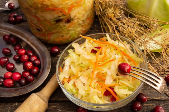 Вкусная квашеная капуста с укропом для хранения в квартирных условиях