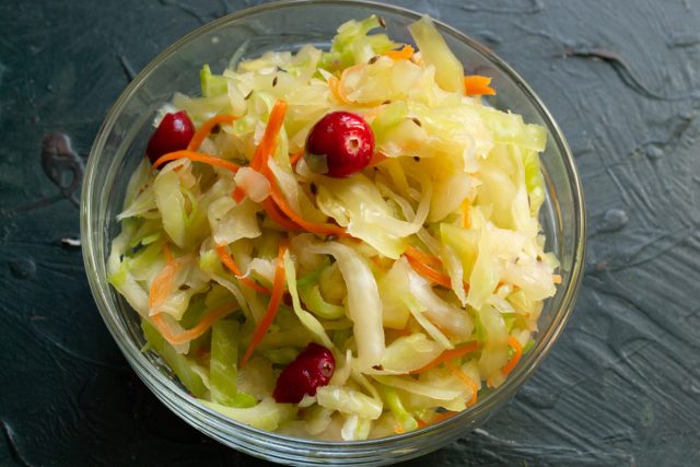 Вкусная квашеная капуста с укропом готова Вкусная квашеная капуста с укропом готова