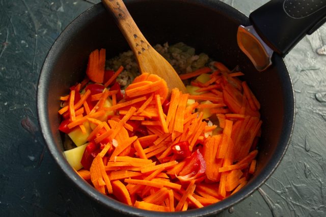Добавляем нарезанную морковку
