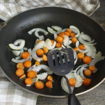 Пассеруем лук и морковь на умеренном огне 5-7 минут