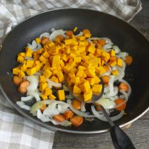 Мякоть тыквы режем небольшими кубиками, добавляем в сковороду Мякоть тыквы режем небольшими кубиками, добавляем в сковороду