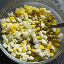 Куриные яйца варим вкрутую, режем кубиками, кладём в салатник Куриные яйца варим вкрутую, режем кубиками, кладём в салатник