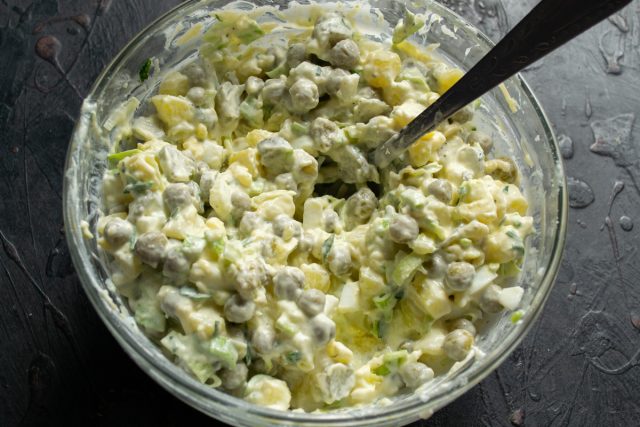 Хорошо перемешиваем ингредиенты, по вкусу солим Хорошо перемешиваем ингредиенты, по вкусу солим