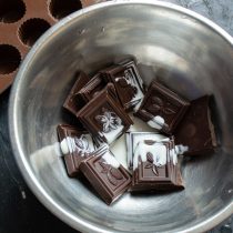 Смешиваем тёмный шоколад и жирные сливки, нагреваем на водяной бане