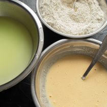 Смешиваем яичную смесь с сывороткой, добавляем сахар, соль и растительное масло Смешиваем яичную смесь с сывороткой, добавляем сахар, соль и растительное масло