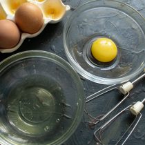 Разбиваем яйца в миску, один яичный желток отделяем для соуса