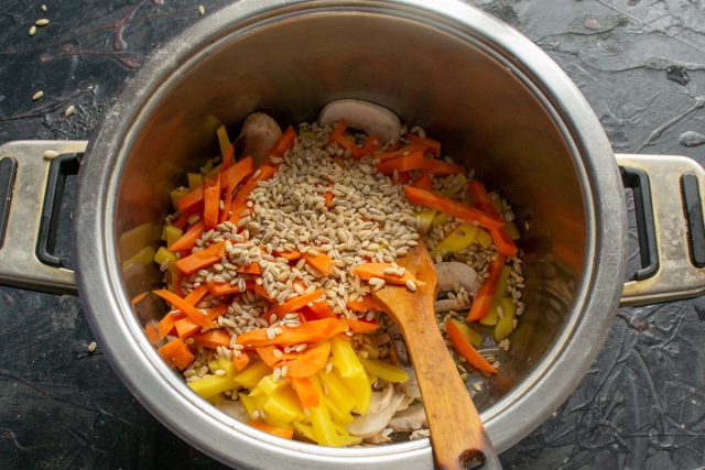 Добавляем перловую крупу и наливаем мясной или куриный бульон Добавляем перловую крупу и наливаем мясной или куриный бульон
