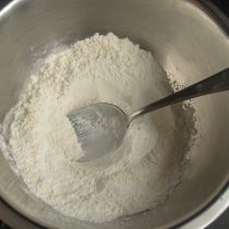 Добавляем к муке кукурузный крахмал, хорошо перемешиваем и просеиваем Добавляем к муке кукурузный крахмал, хорошо перемешиваем и просеиваем