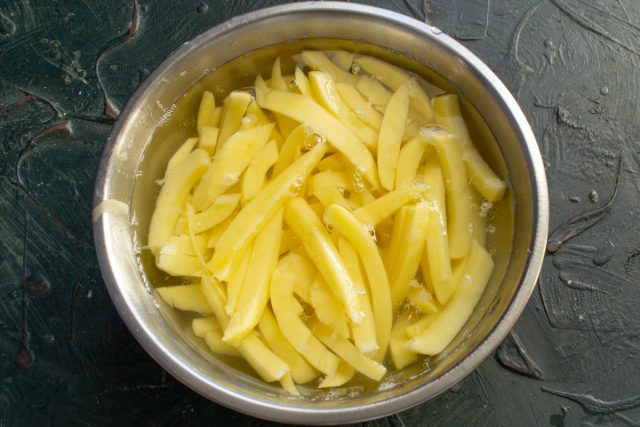 Нарезанный картофель кладём в миску в холодной воде, промываем несколько раз Нарезанный картофель кладём в миску в холодной воде, промываем несколько раз