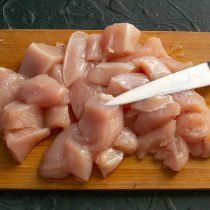 Нарезаем филе куриной грудки, поливаем растительным маслом и перемешиваем Нарезаем филе куриной грудки, поливаем растительным маслом и перемешиваем