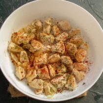 На дно формы выкладываем обжаренную курицу, посыпаем приправами На дно формы выкладываем обжаренную курицу, посыпаем приправами