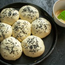 Булочки посыпаем черным кунжутом Булочки посыпаем черным кунжутом