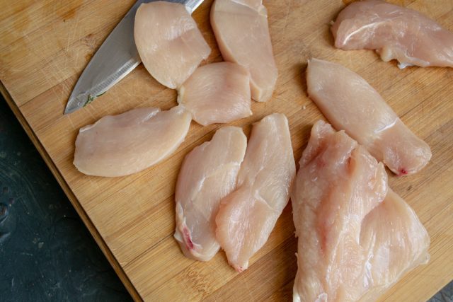 Нарезаем куриное филе Нарезаем куриное филе