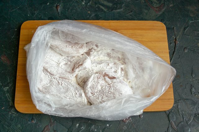 В пакет насыпаем крахмал, кладём кусочки курицы, завязываем пакет и встряхиваем В пакет насыпаем крахмал, кладём кусочки курицы, завязываем пакет и встряхиваем