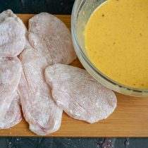 Стряхиваем крахмал с филе, выкладываем мясо на доску Стряхиваем крахмал с филе, выкладываем мясо на доску
