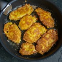 Переворачиваем курочку и жарим с другой стороны Переворачиваем курочку и жарим с другой стороны